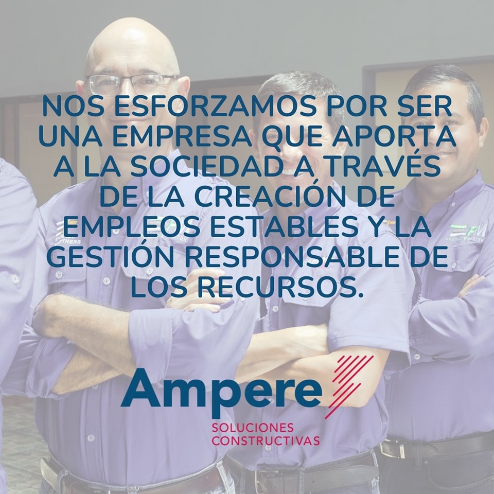 Grupo de tres hombres uniformados, uno al frente leyendo en voz alta un documento, con logo y texto en español, sobre el compromiso de una empresa constructora con la sociedad.